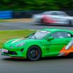 Alpine verte en course poursuivie par une seconde voiture