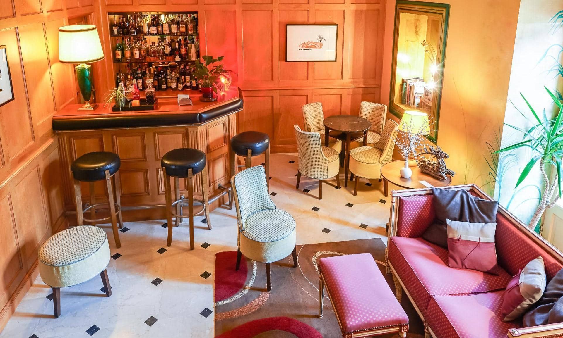 Bar feutré boisé avec banquettes et tabourets