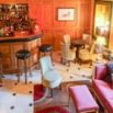 Bar feutré boisé avec banquettes et tabourets