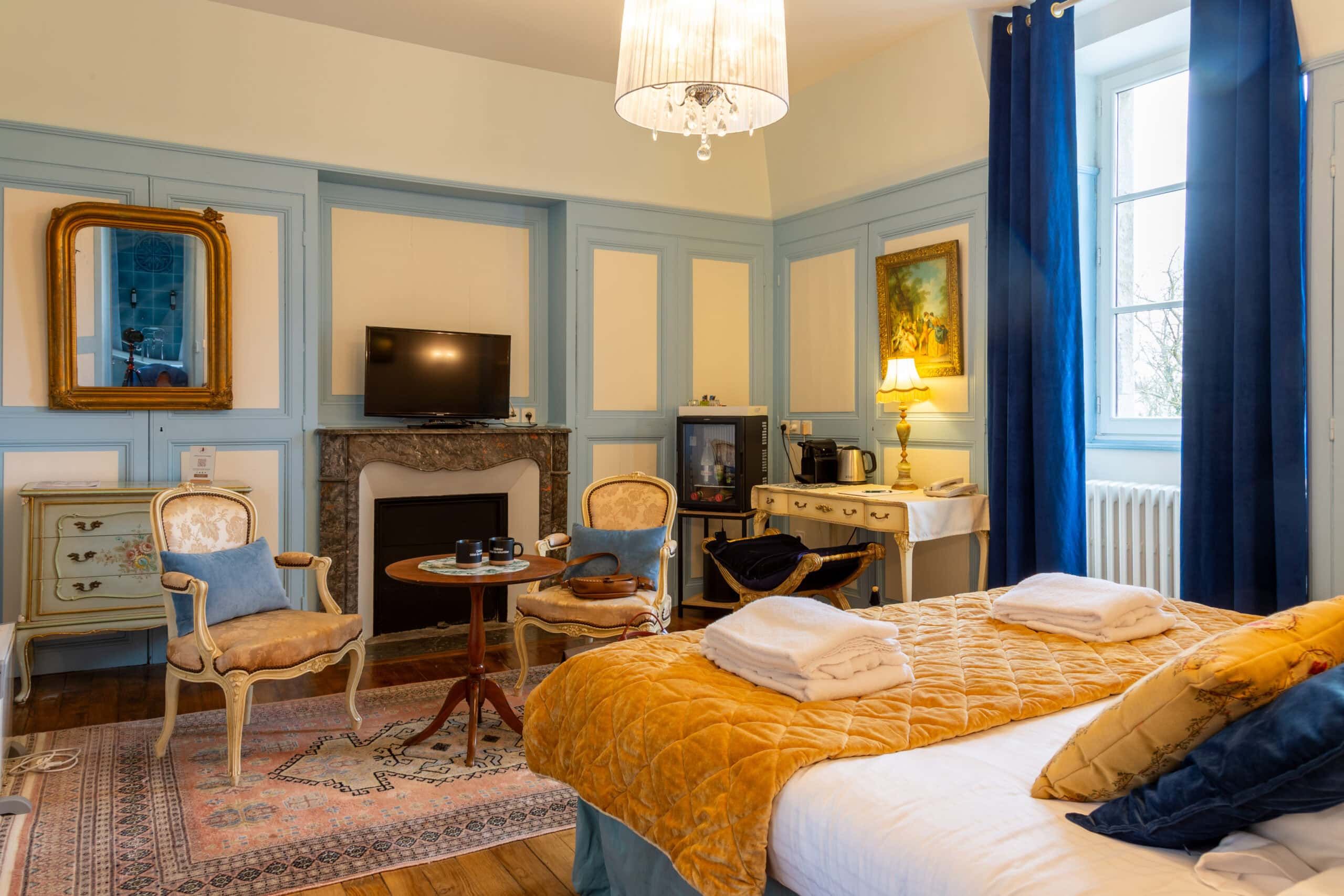 Chambre mansardee jaune baroque