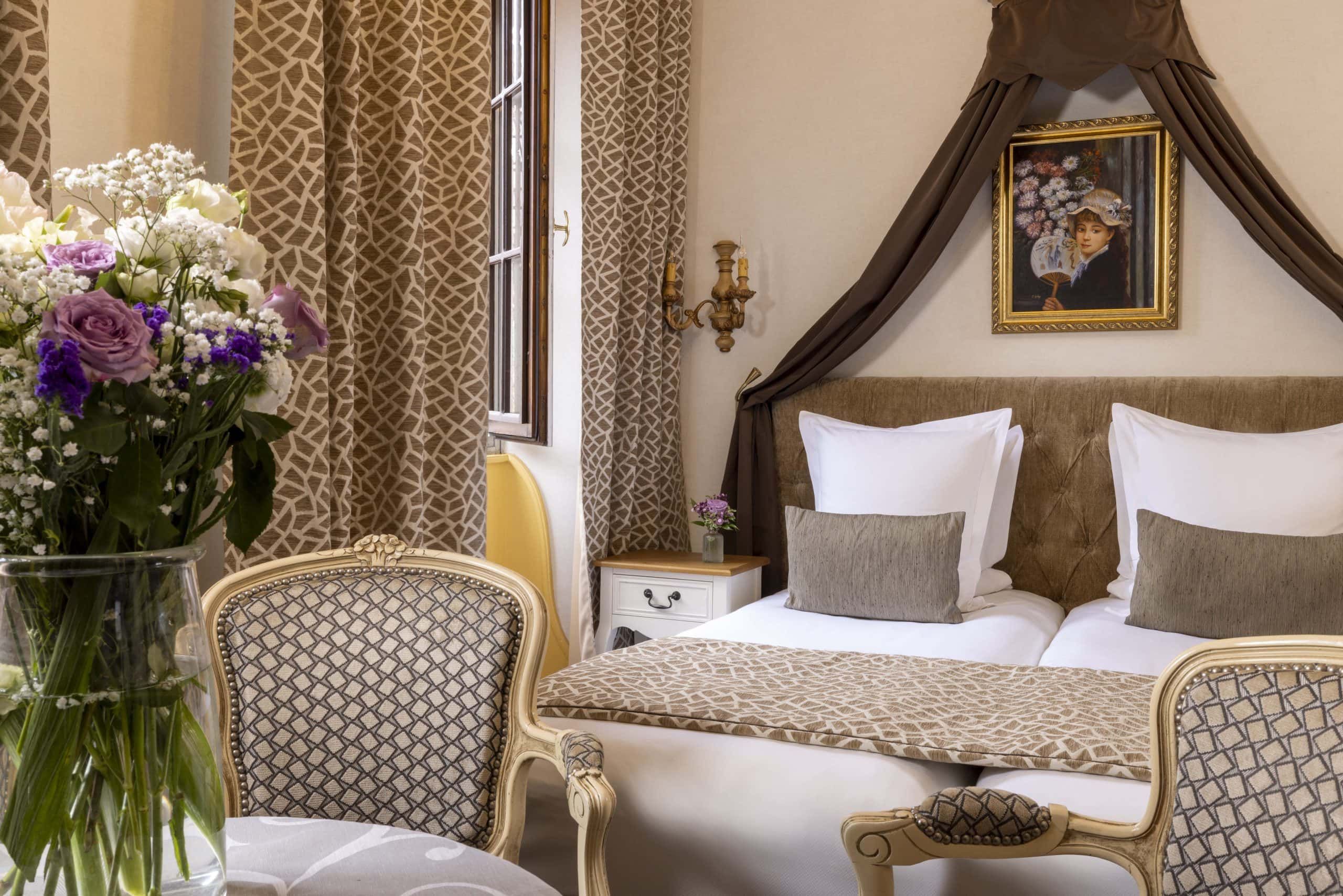 Chambre baldaquin beige