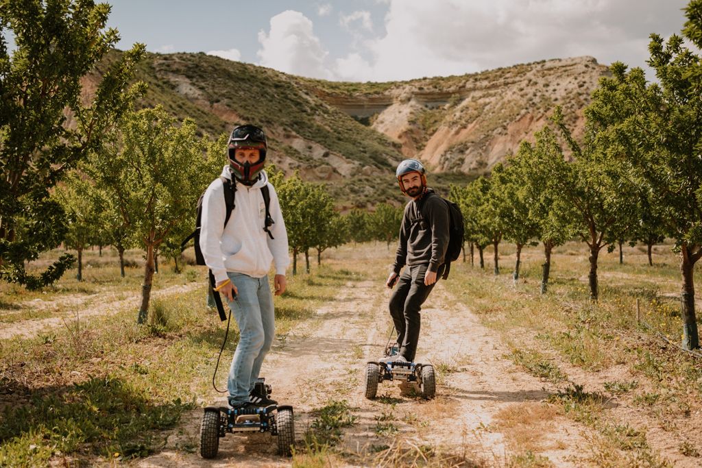Riders en mountainboard électrique dans un verger andalou