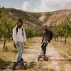Riders en mountainboard électrique dans un verger andalou