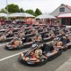 Flotte de karts alignés devant le hangar du circuit