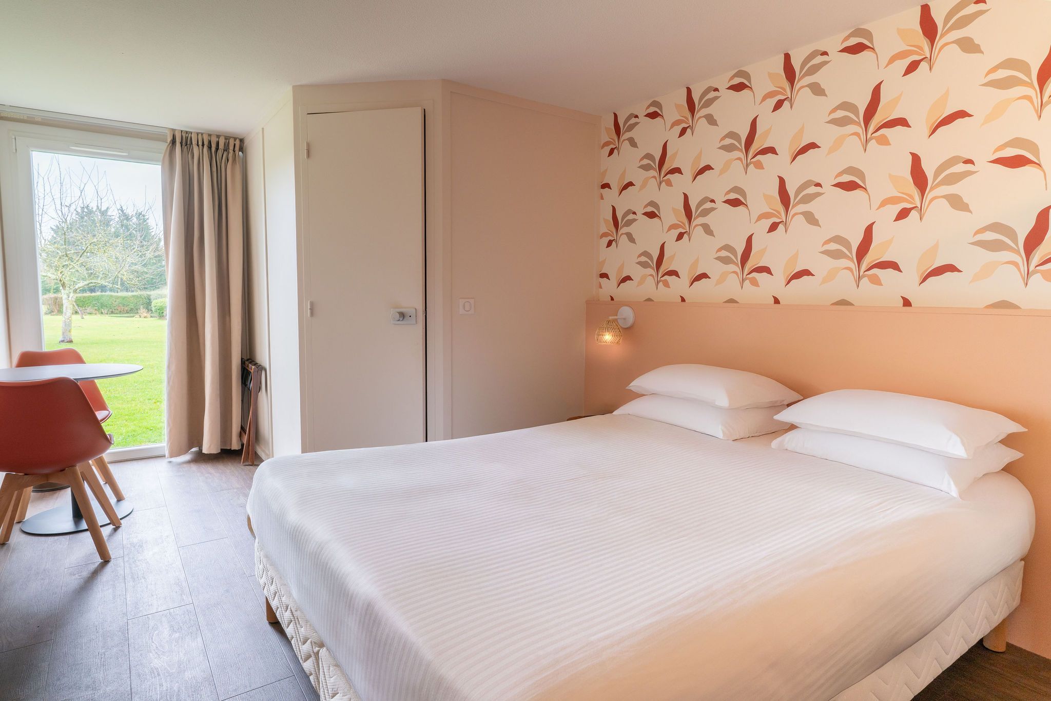 Chambre double papier peint floral