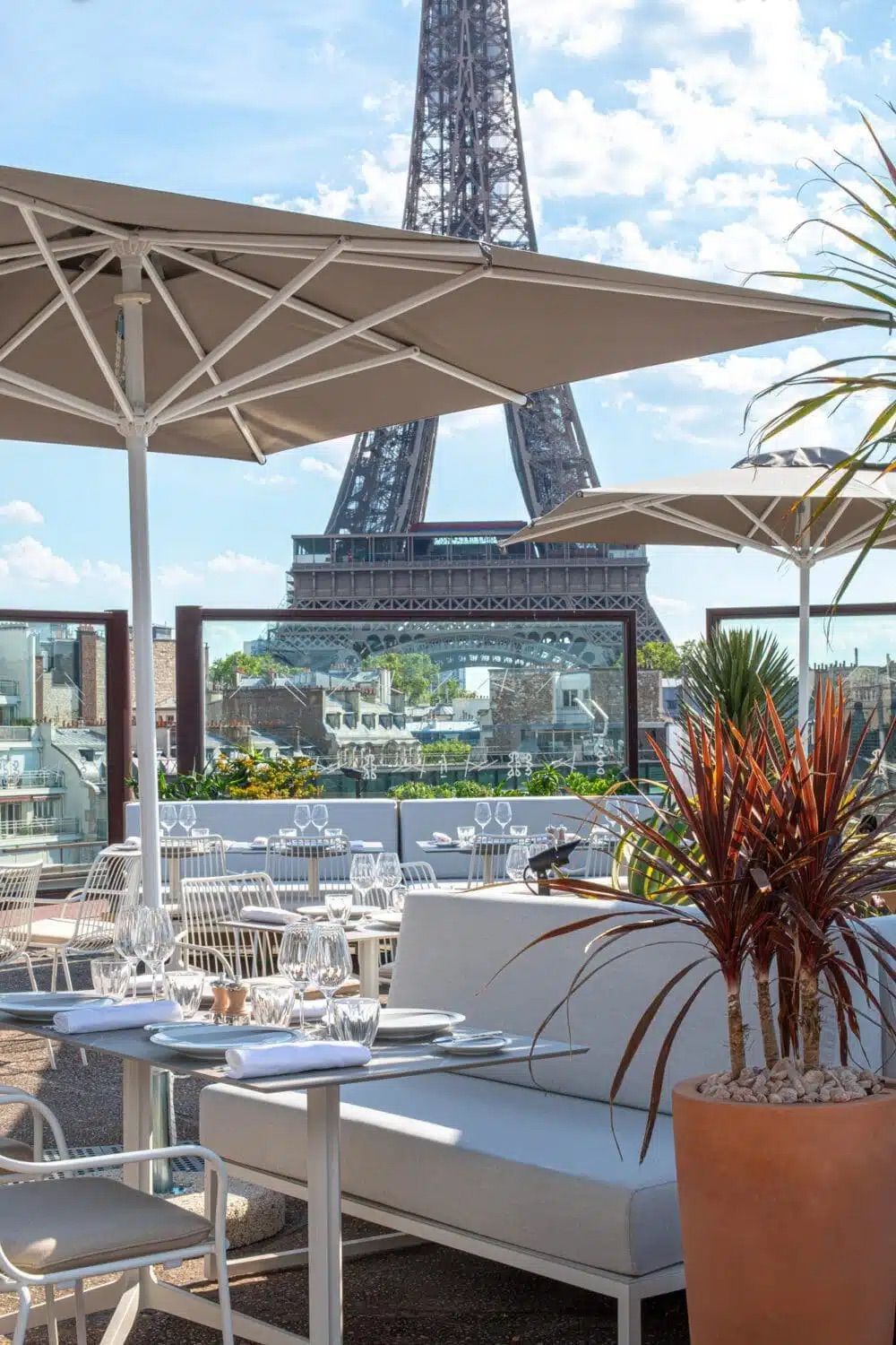 Terrasse panoramique du restaurant Les Ombres face à la Tour Eiffel