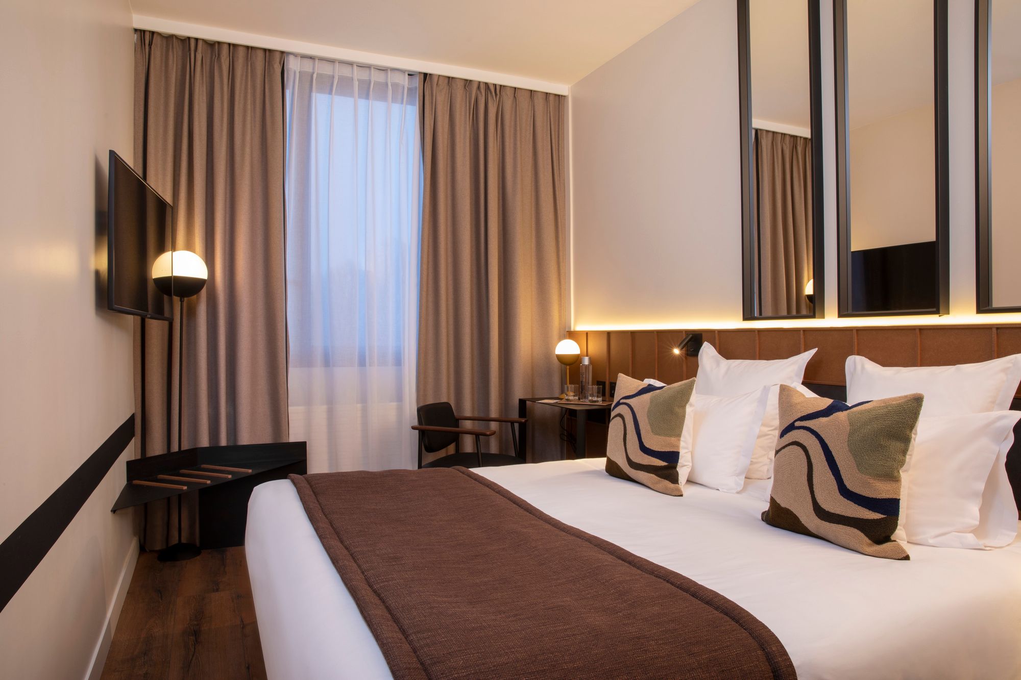 Chambre d'hôtel contemporaine aux tons beiges