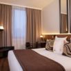 Chambre d'hôtel contemporaine aux tons beiges