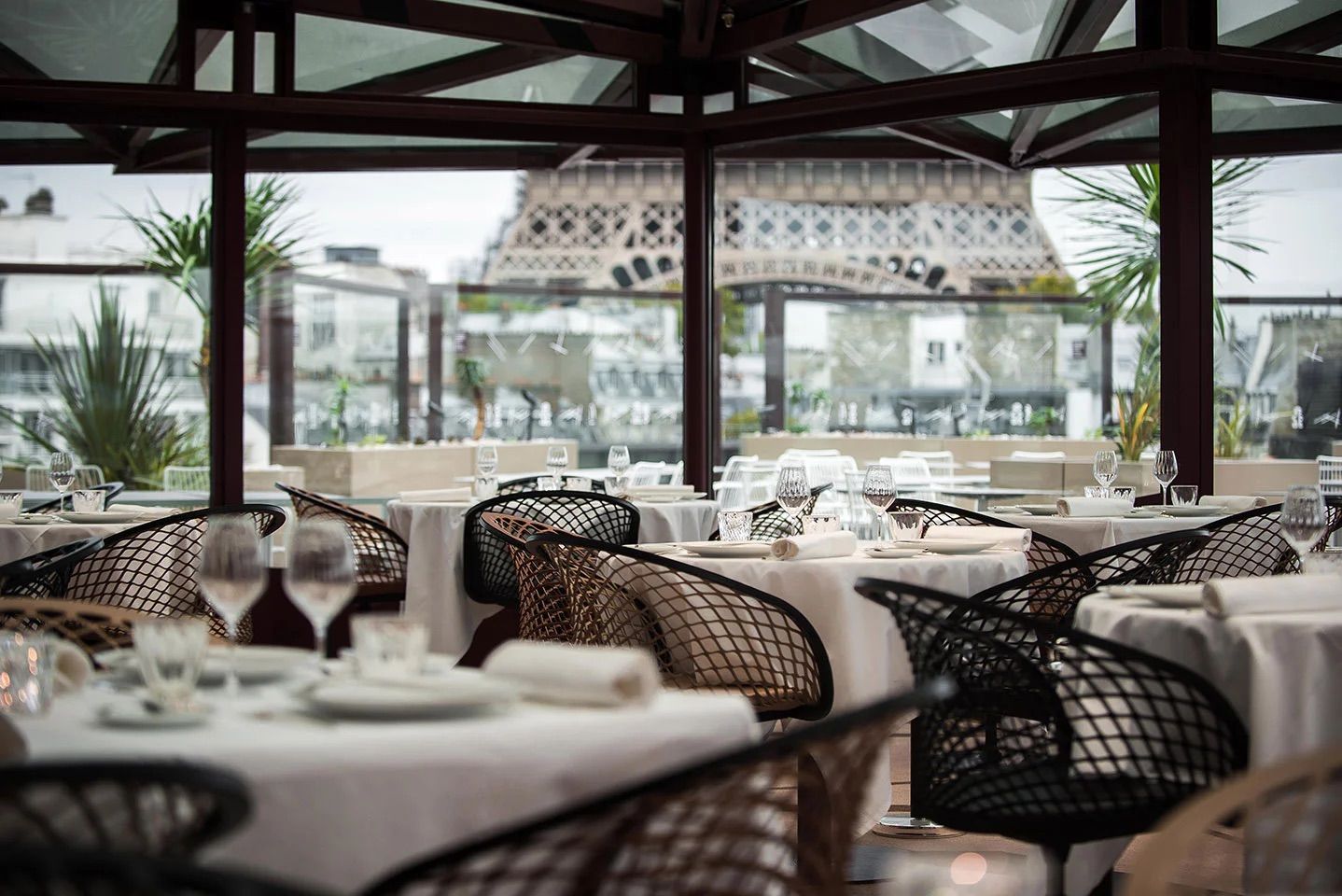 Salle intérieure du restaurant Les Ombres avec vue sur la Tour Eiffel