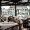 Salle intérieure du restaurant Les Ombres avec vue sur la Tour Eiffel