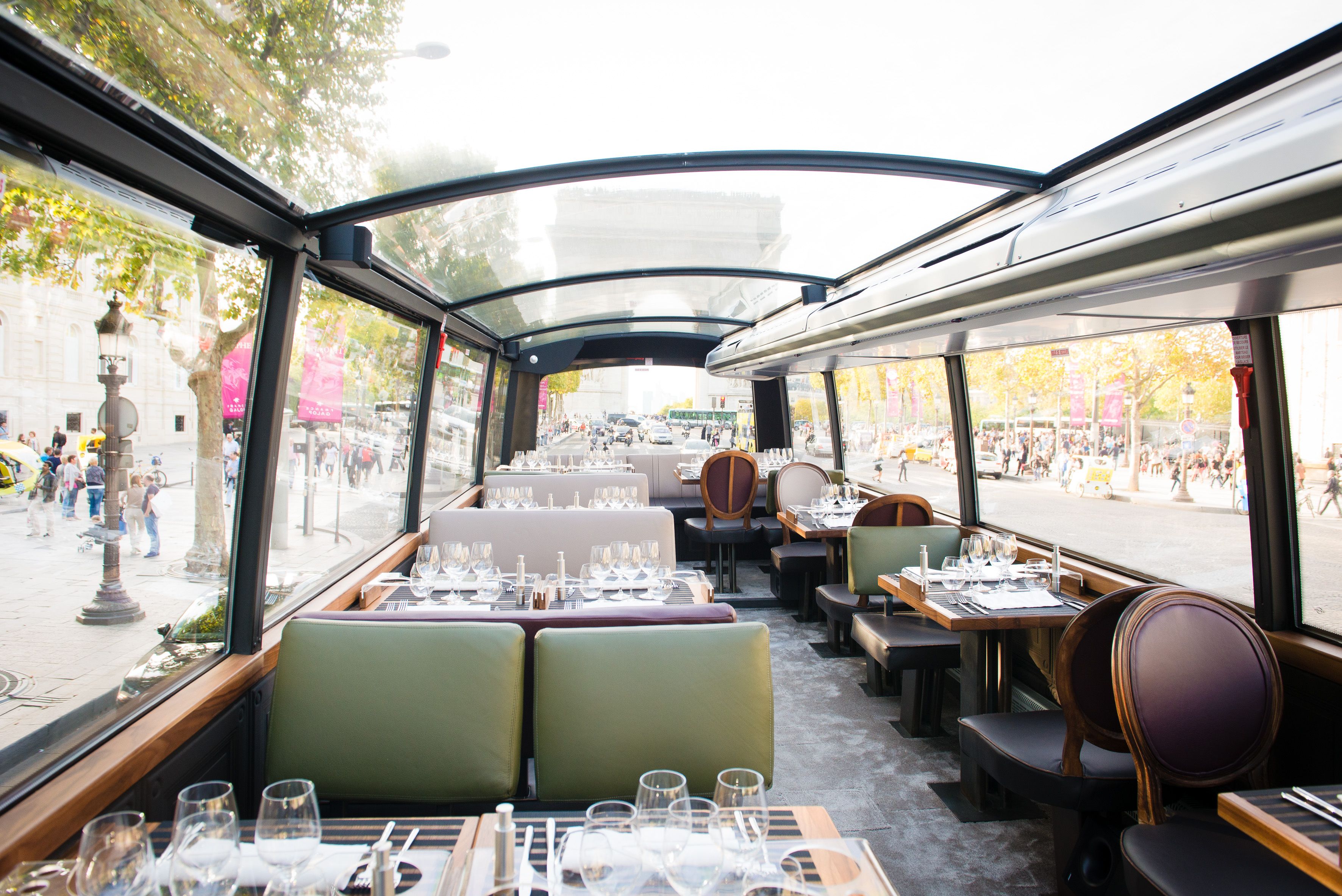 Intérieur d'un bus restaurant panoramique sur les Champs-Élysées