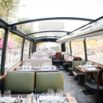 Intérieur d'un bus restaurant panoramique sur les Champs-Élysées