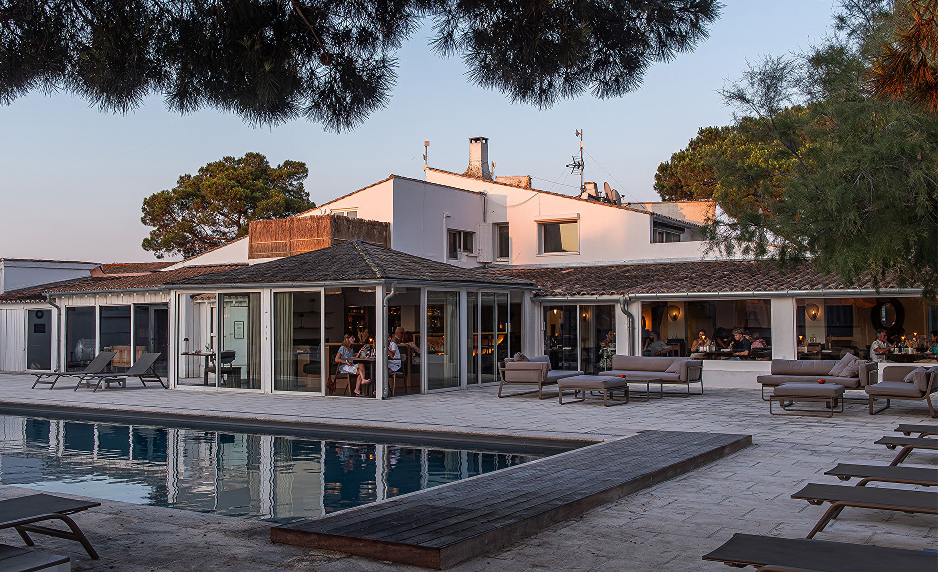 Facade piscine coucher de soleil