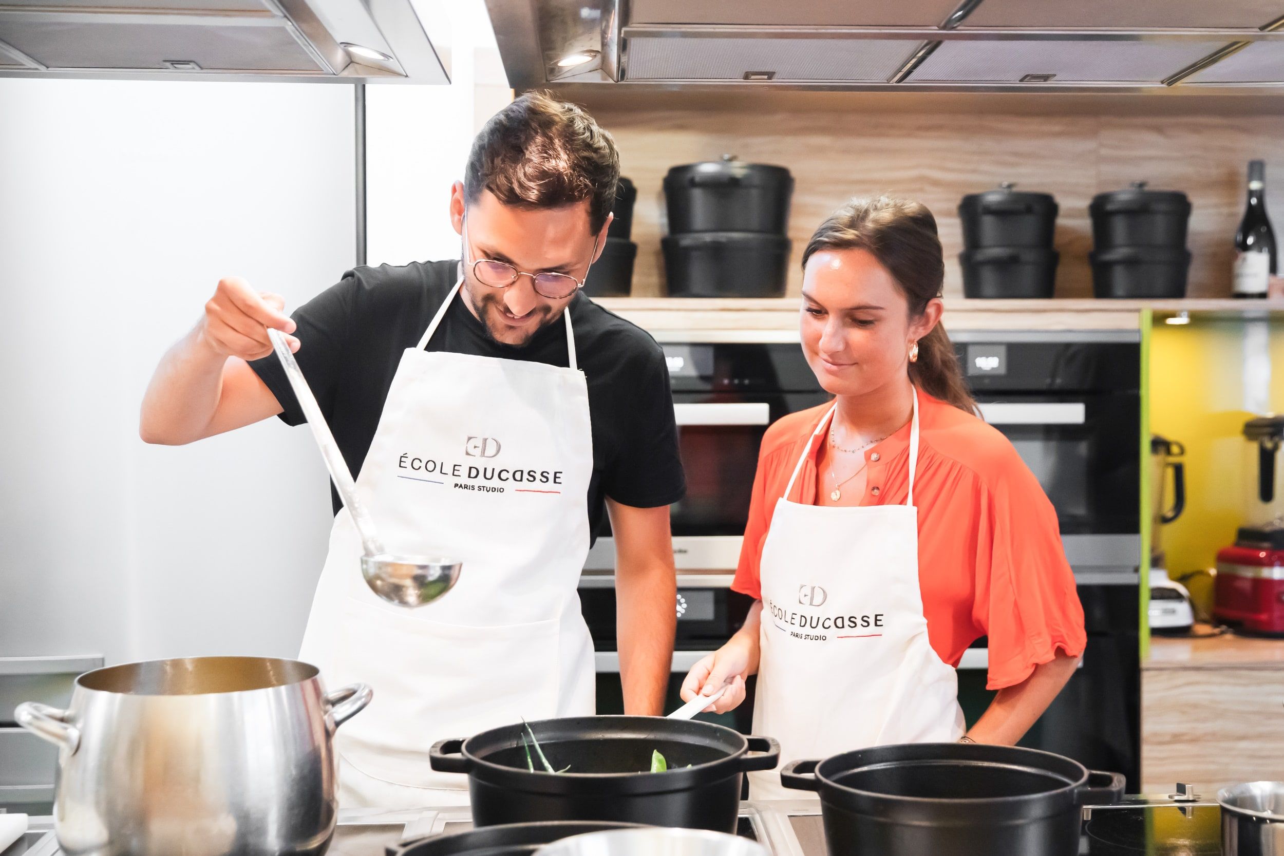 Couple en cours de cuisine à l'École Ducasse