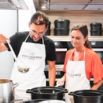 Couple en cours de cuisine à l'École Ducasse