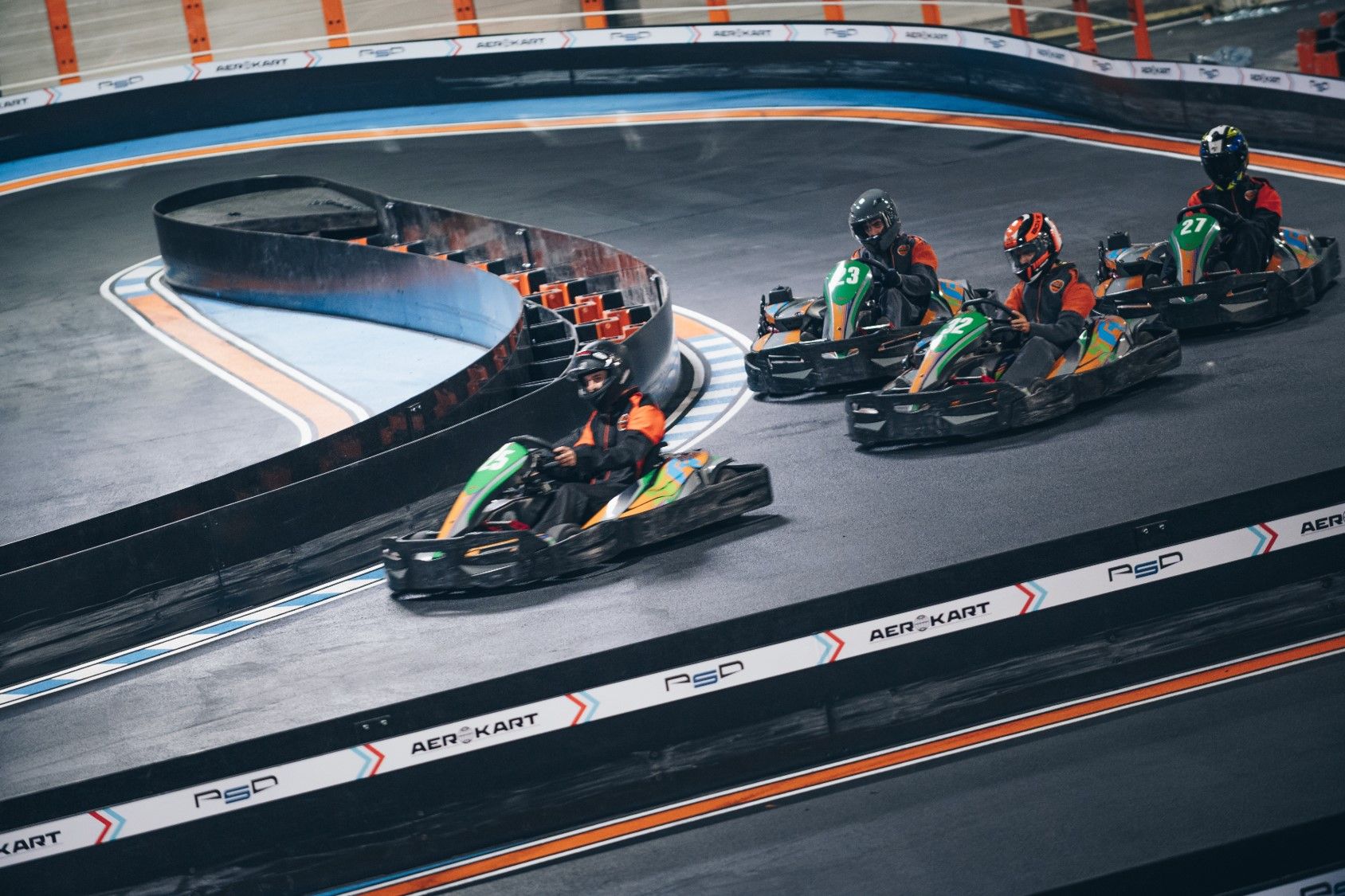 Karts en file sur la piste indoor d'Aerokart