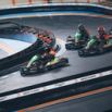 Karts en file sur la piste indoor d'Aerokart