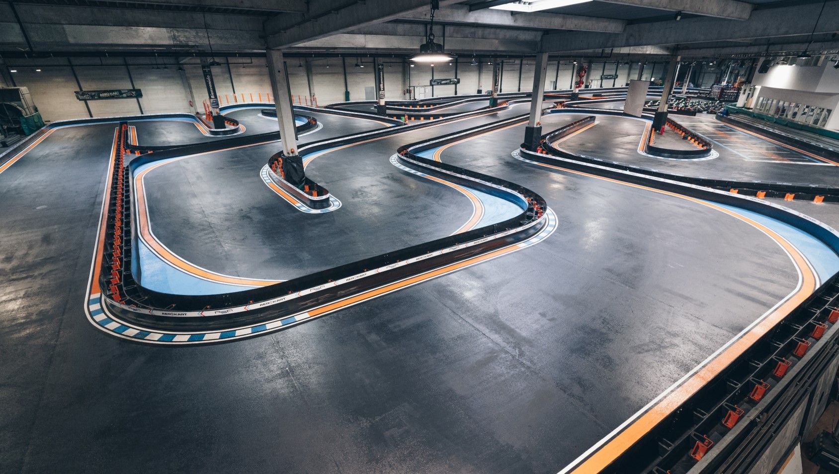 Vue plongeante sur le circuit indoor d'Aerokart