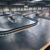 Vue plongeante sur le circuit indoor d'Aerokart