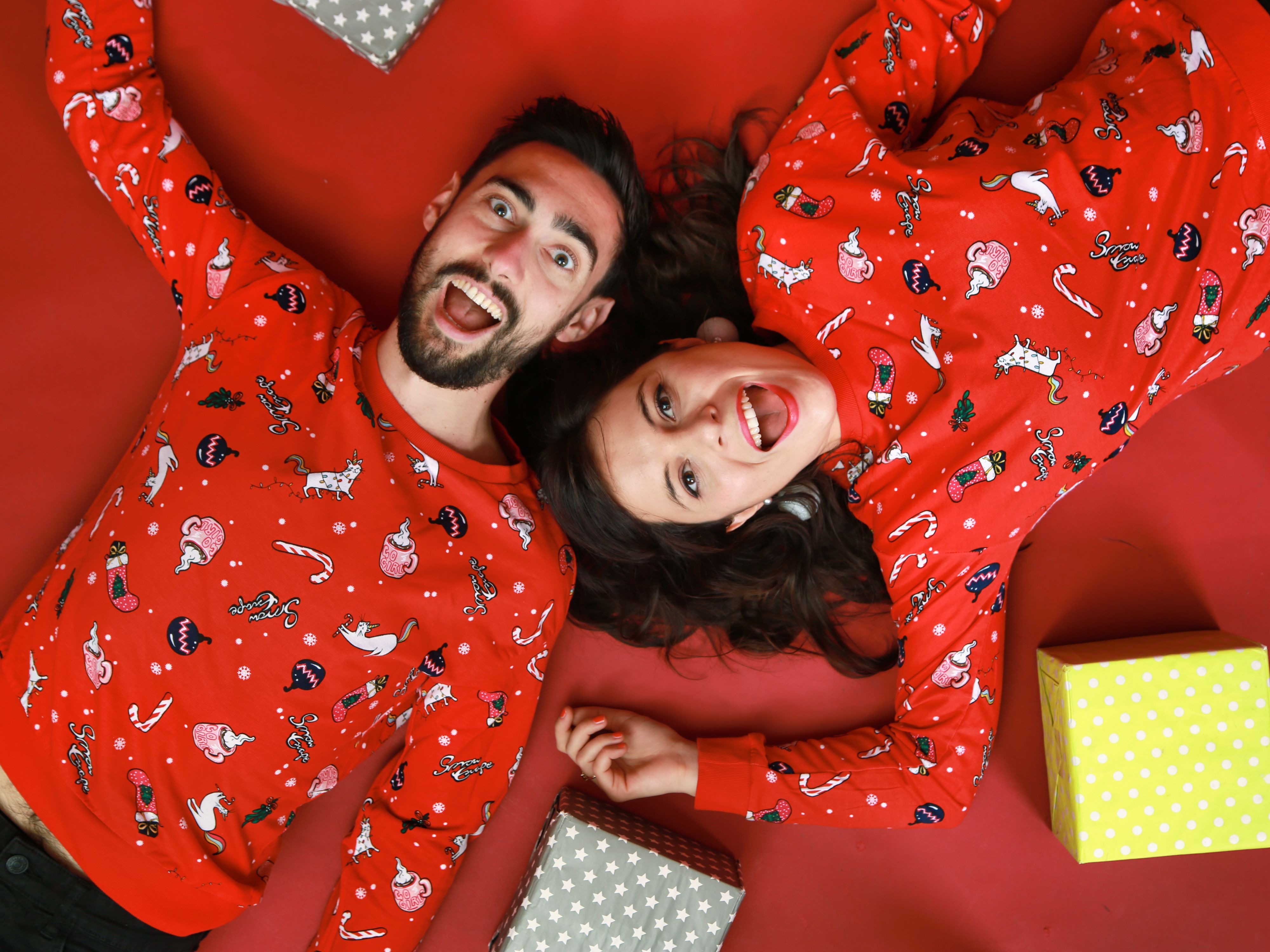 Couple souriant en pyjama de Noël rouge