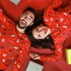 Couple souriant en pyjama de Noël rouge