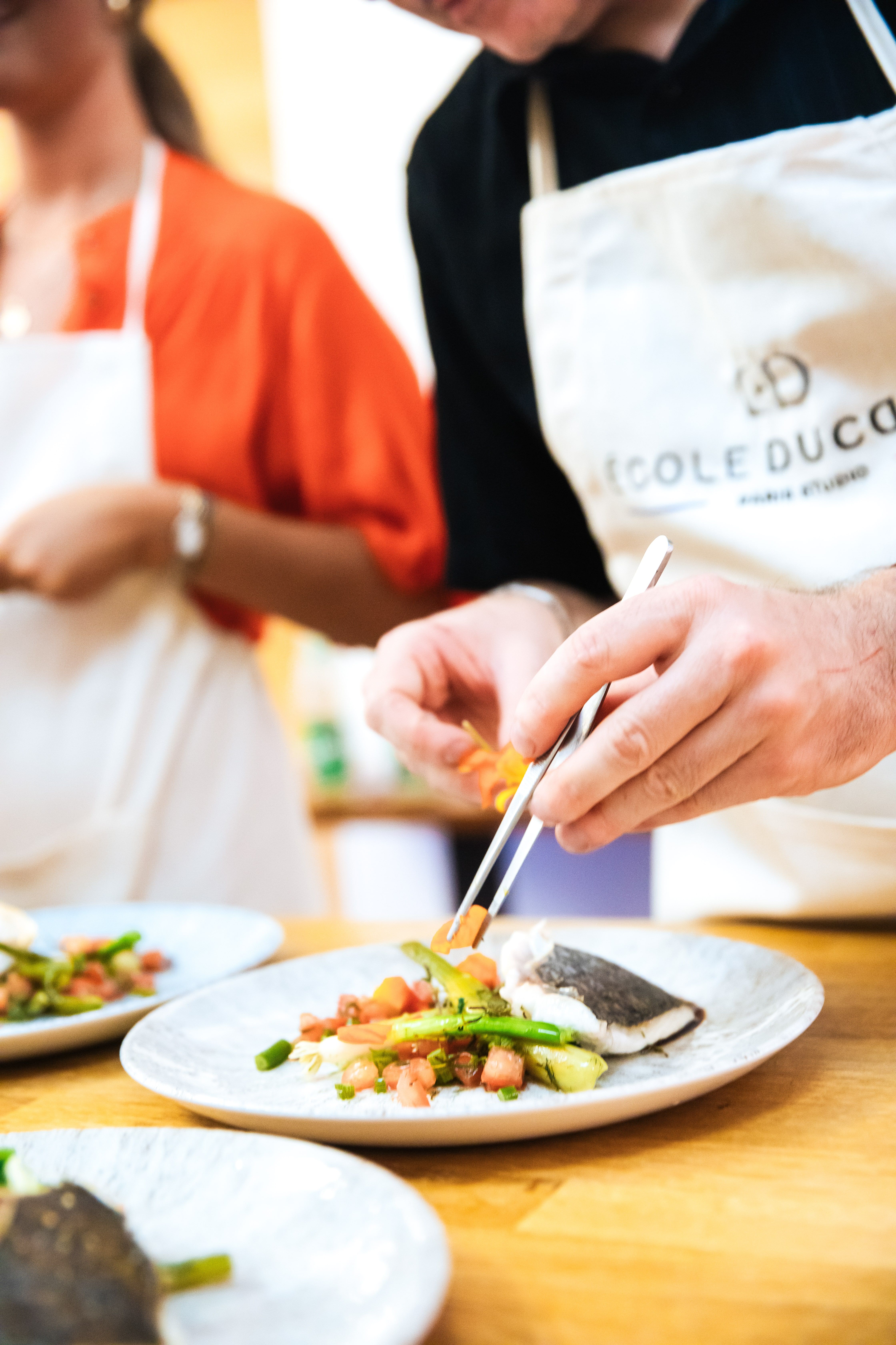Dressage gastronomique de poisson à l'École Ducasse
