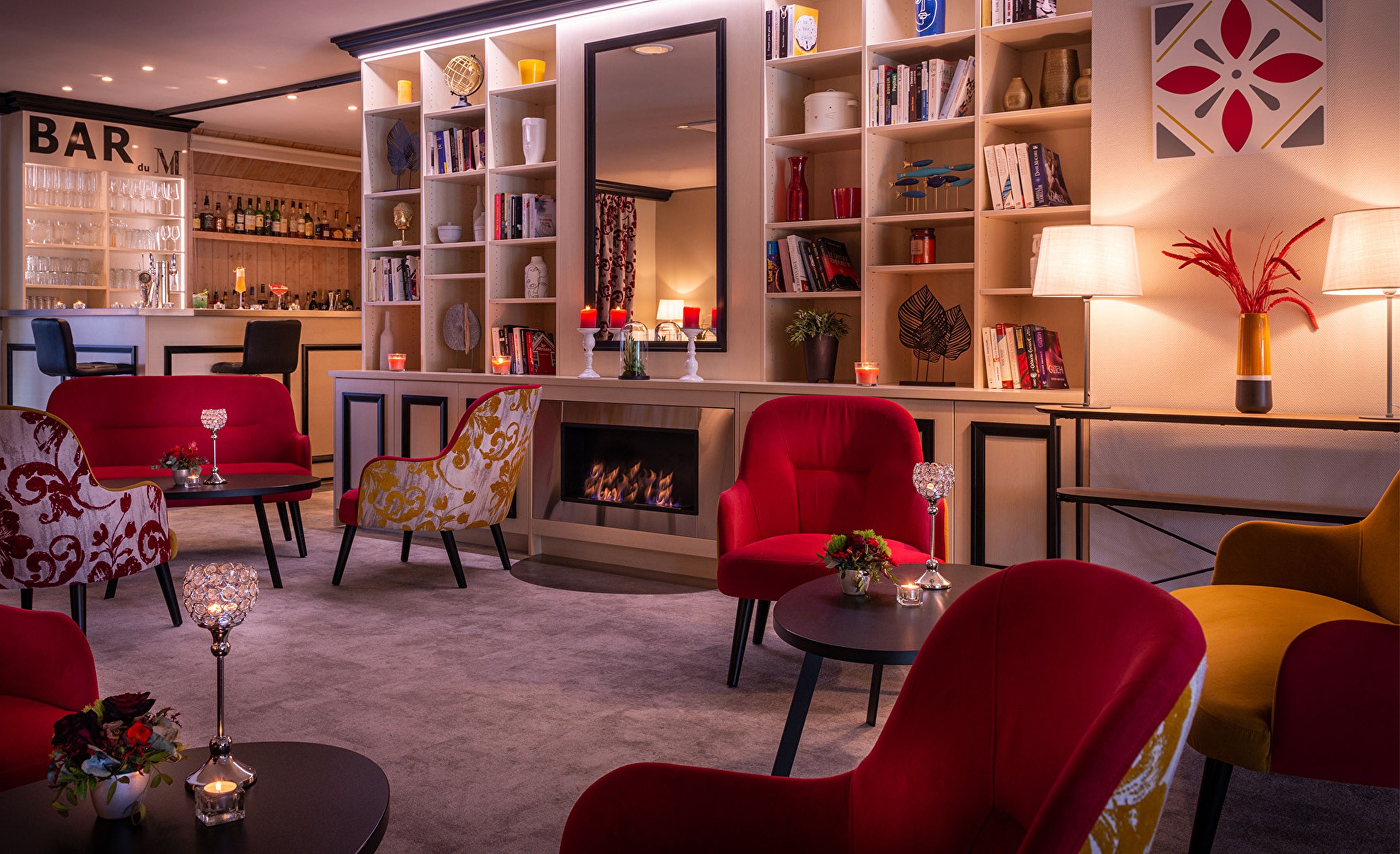 04 bar lounge cheminee fauteuils rouges