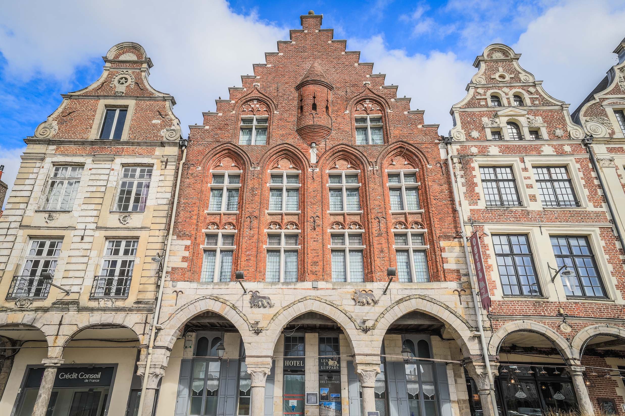 Façades flamandes en briques rouges sur la place d'Arras