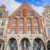 Façades flamandes en briques rouges sur la place d'Arras