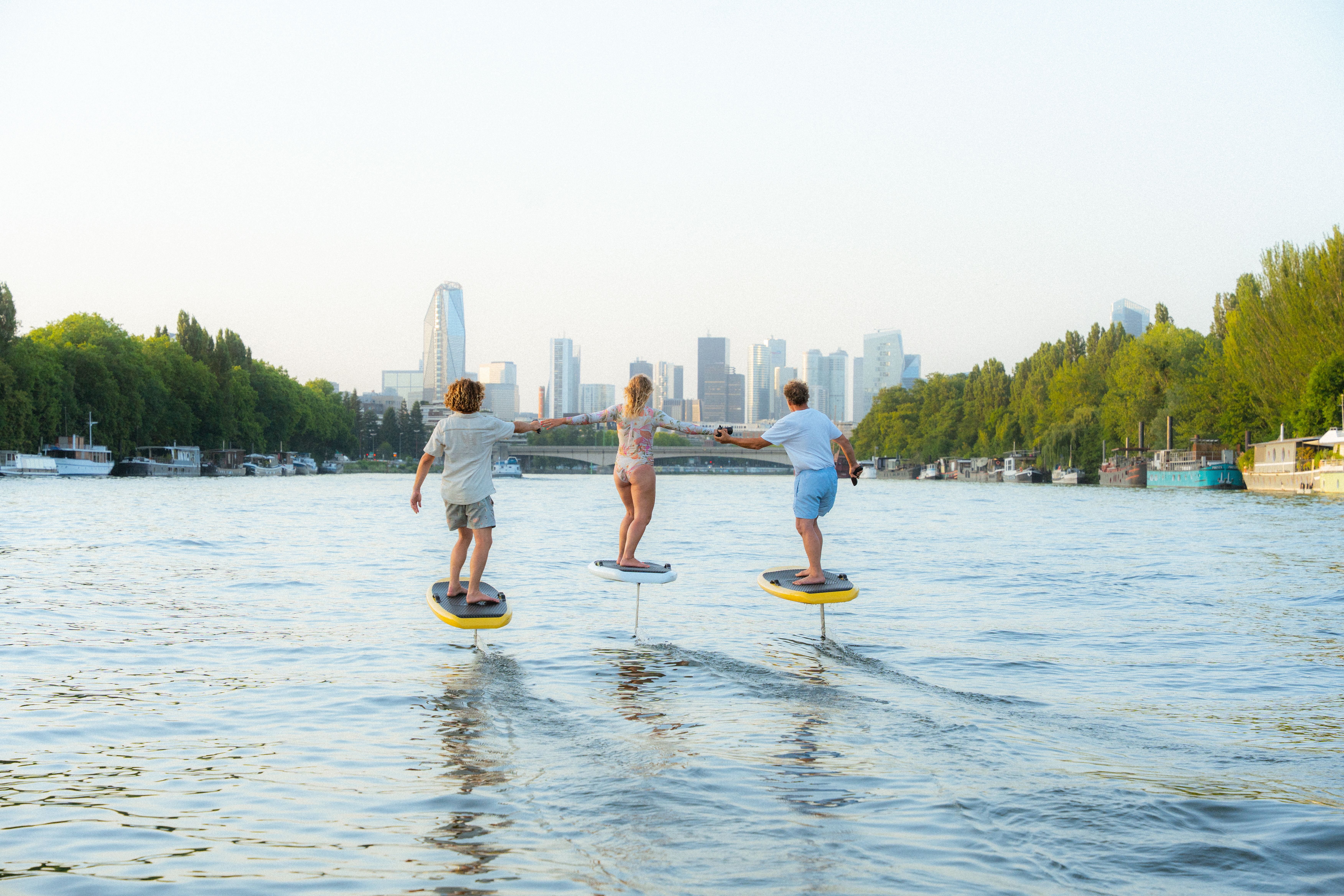 Trois pratiquants de surf à foil sur la Seine