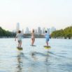 Trois pratiquants de surf à foil sur la Seine