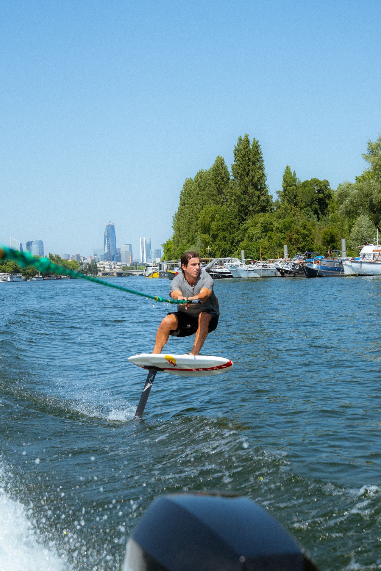 Wakefoiler tracté sur la Seine face à la Défense