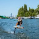 Wakefoiler tracté sur la Seine face à la Défense