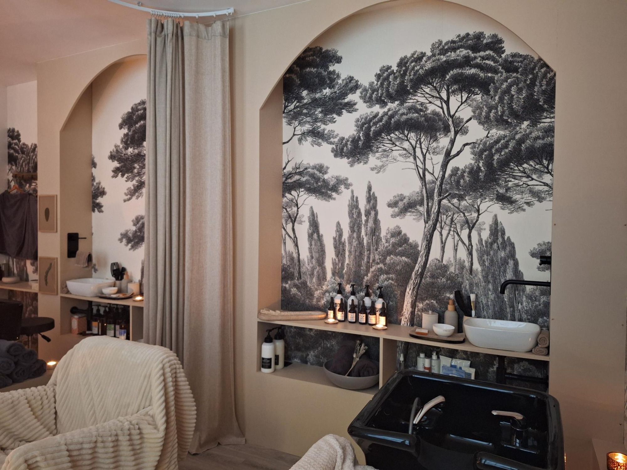 Cabine de soin spa avec papier peint forestier