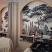 Cabine de soin spa avec papier peint forestier