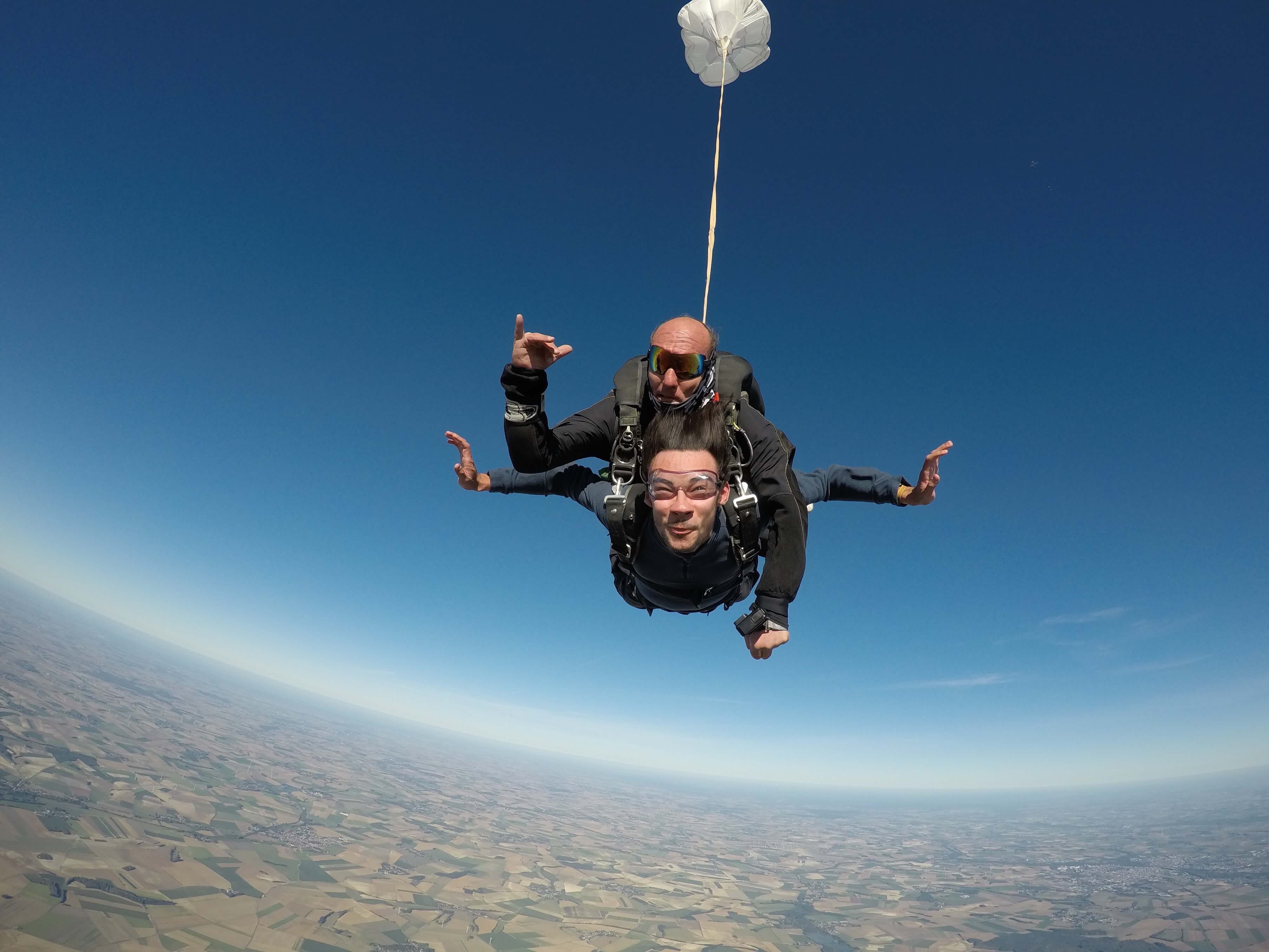Saut en parachute tandem au-dessus des champs