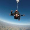 Saut en parachute tandem au-dessus des champs