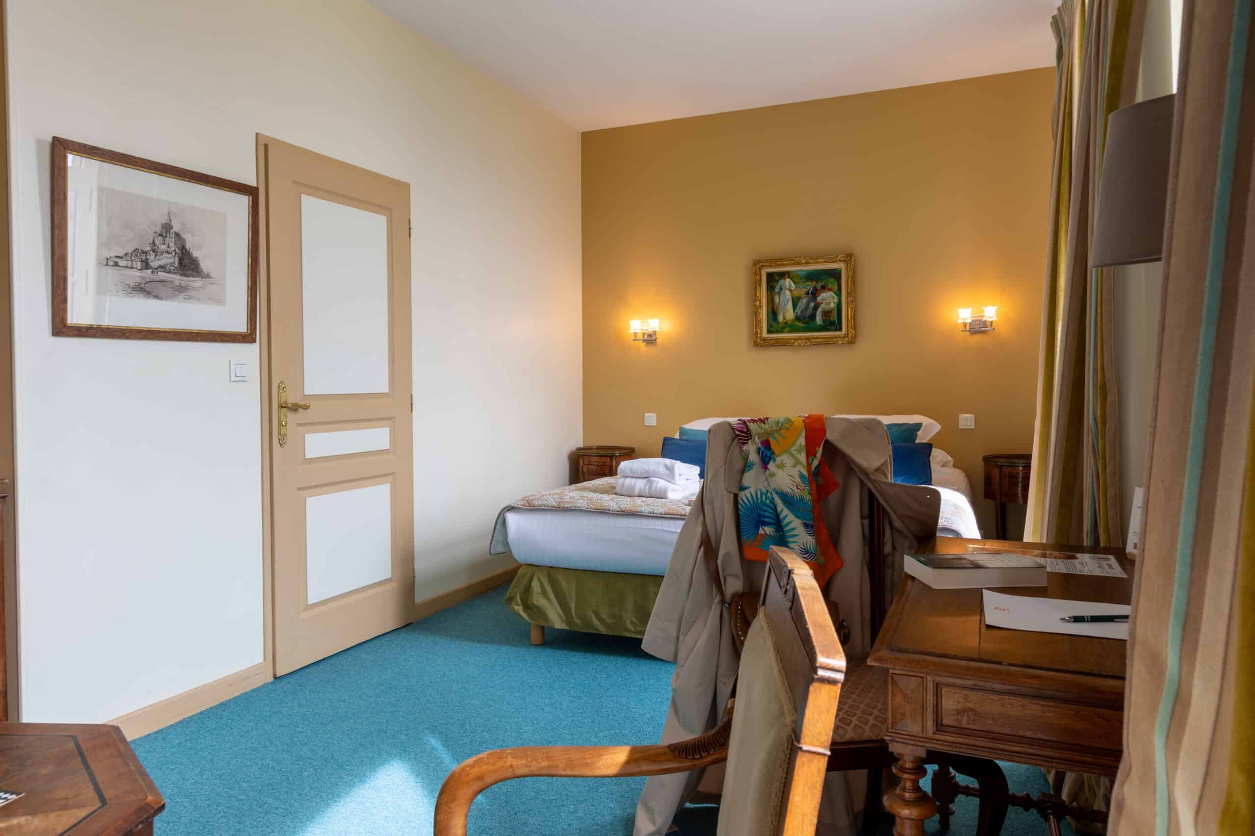 Chambre double jaune mont st michel 02