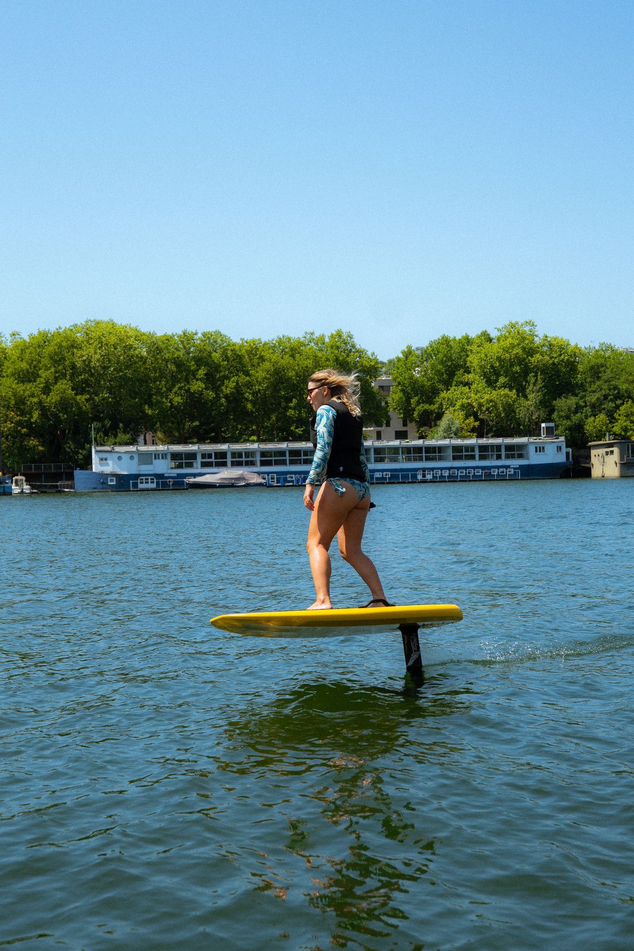 Surfeuse à foil sur la Seine ensoleillée