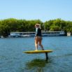 Surfeuse à foil sur la Seine ensoleillée