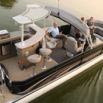 Bateau ponton équipé d'un bar sur l'eau