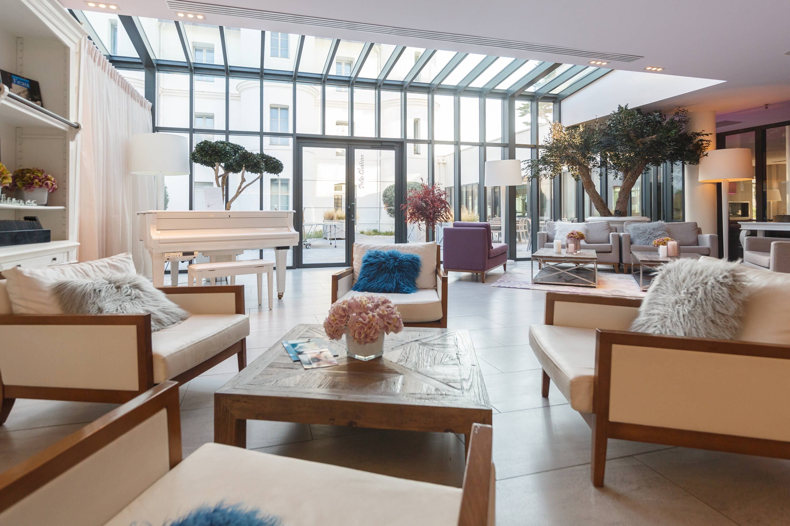 Lobby veranda piano