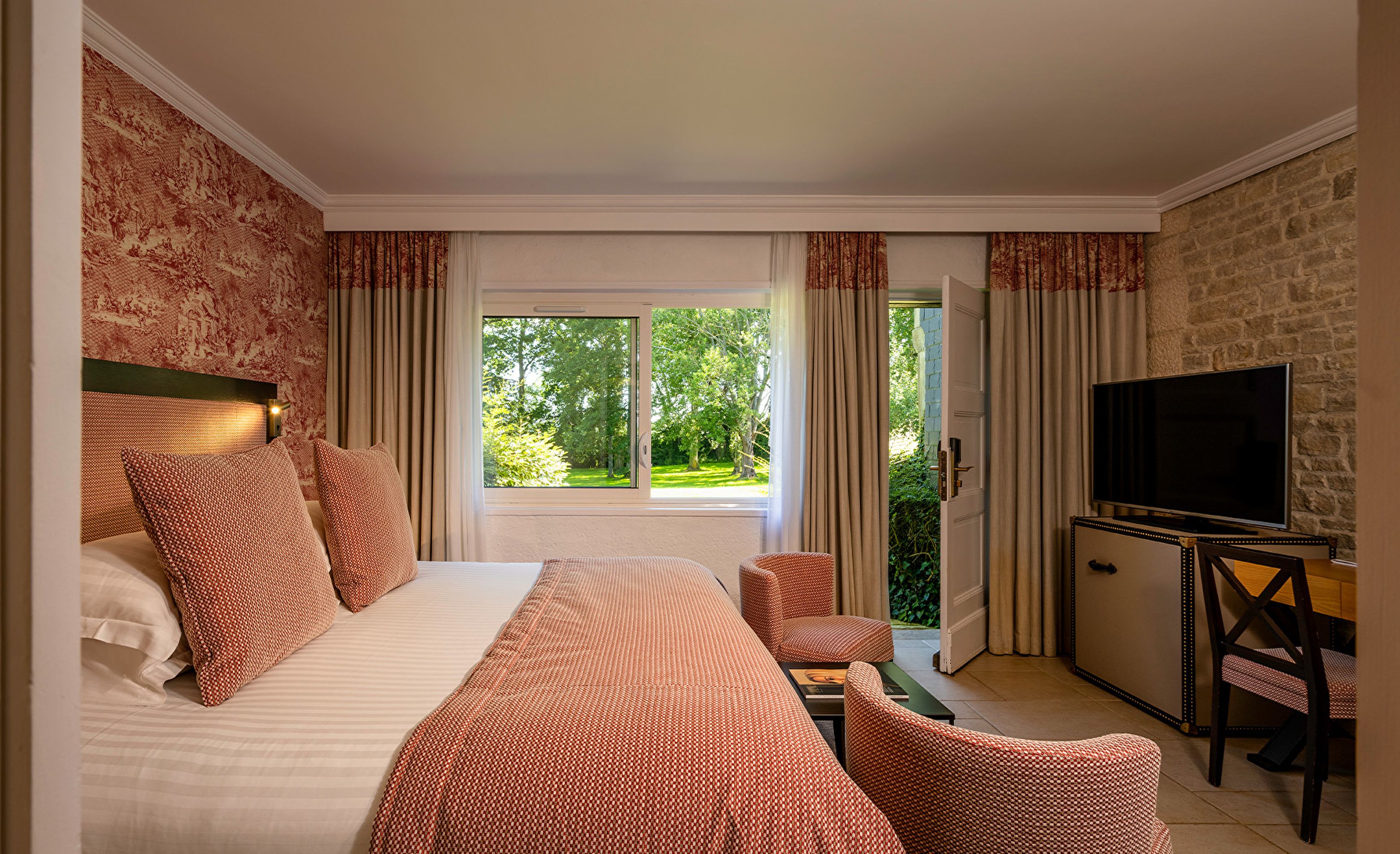 Chambre double acces jardin toile rouge