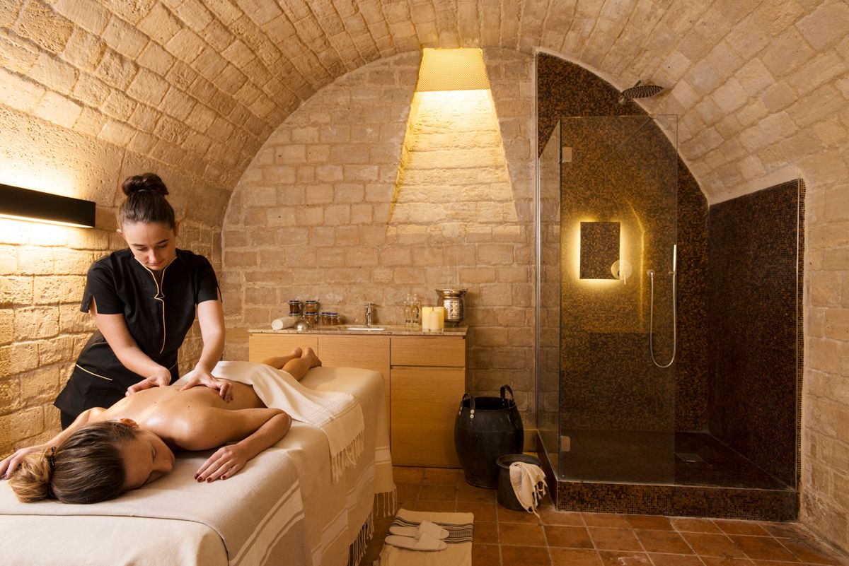 Massage relaxant dans une cave voûtée en pierre