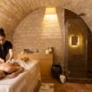 Massage relaxant dans une cave voûtée en pierre