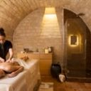Massage relaxant dans une cave voûtée en pierre