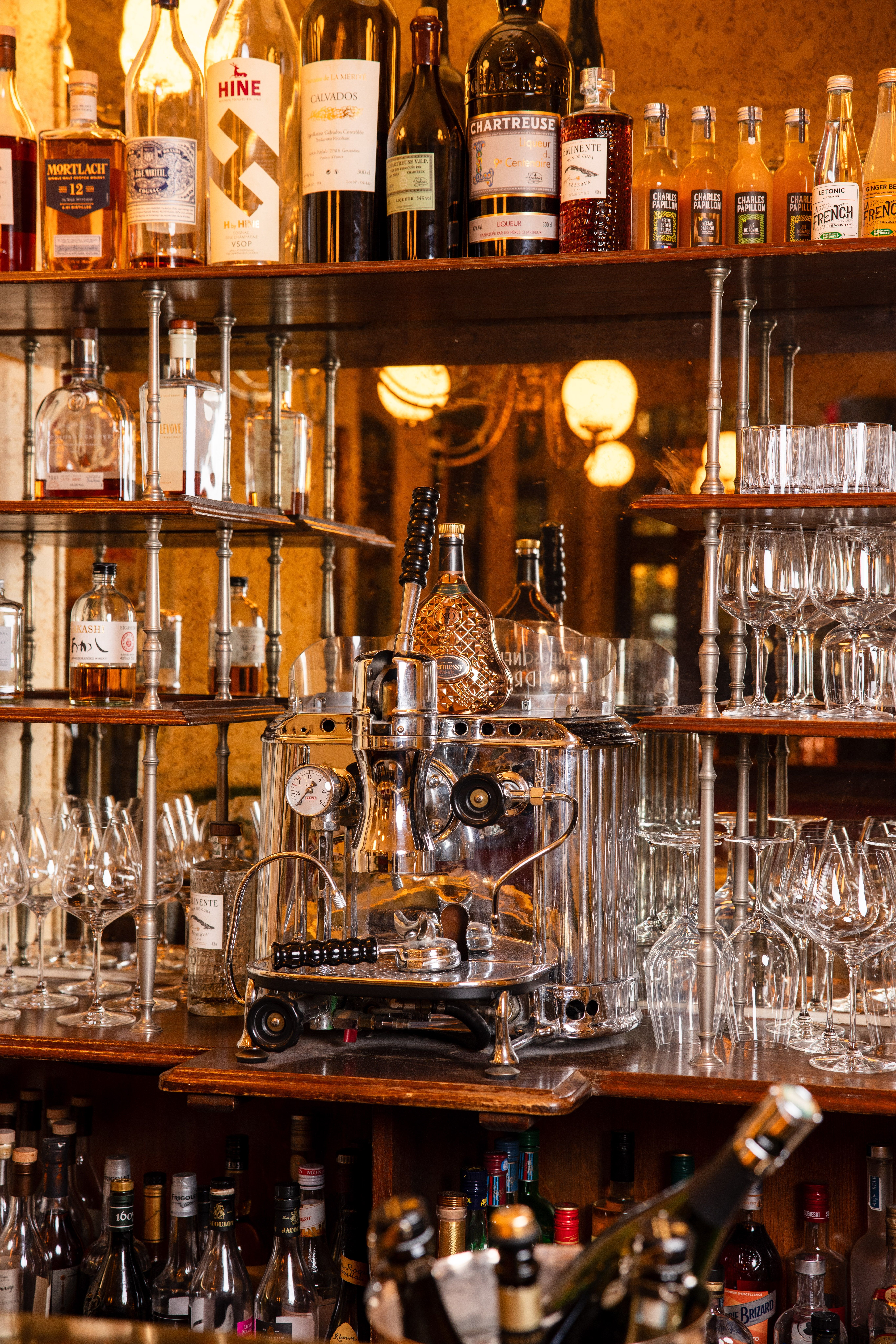 Bar à cocktails et spiritueux d'un bistrot raffiné