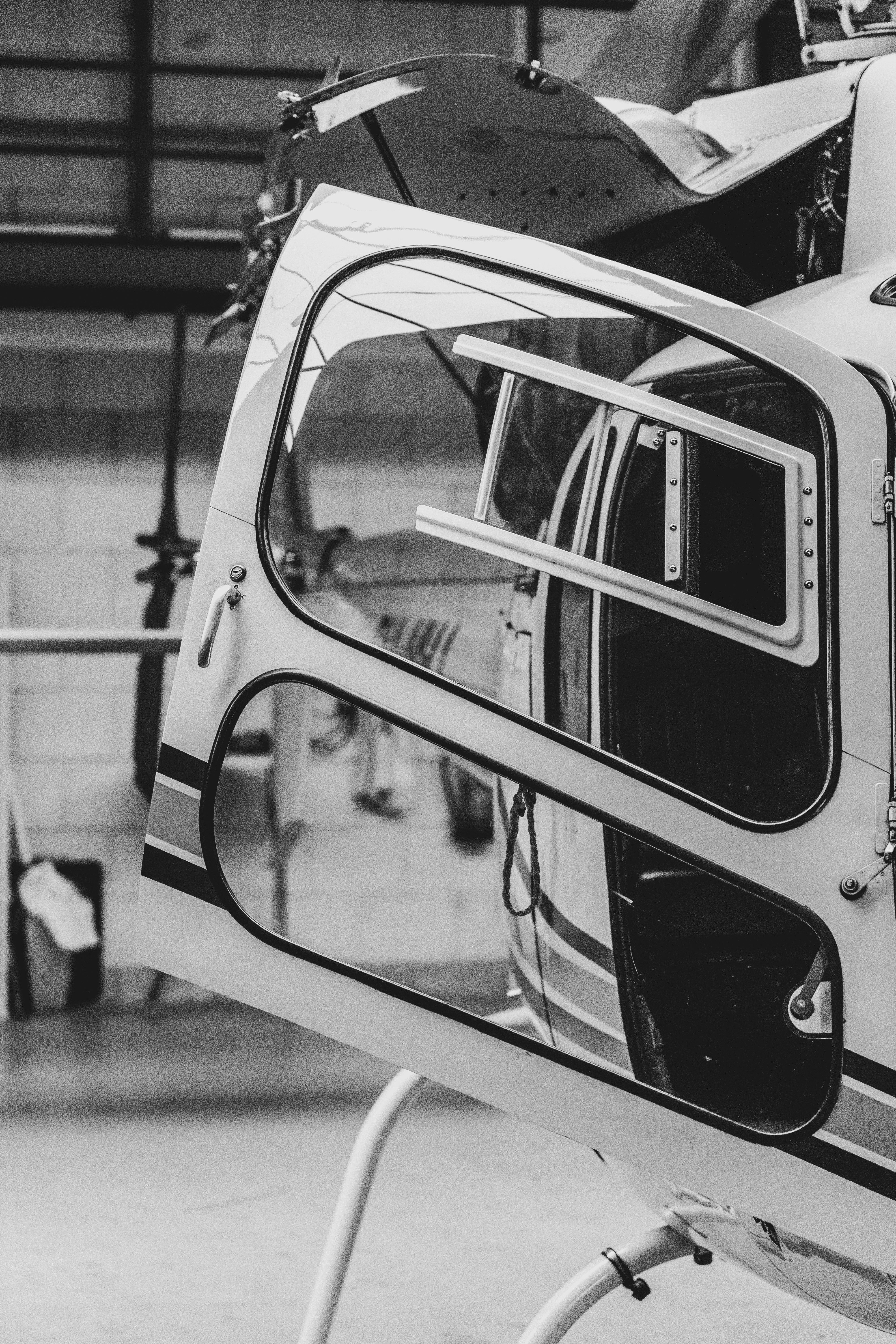 Hublot d'hélicoptère en hangar en noir et blanc