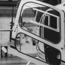 Hublot d'hélicoptère en hangar en noir et blanc