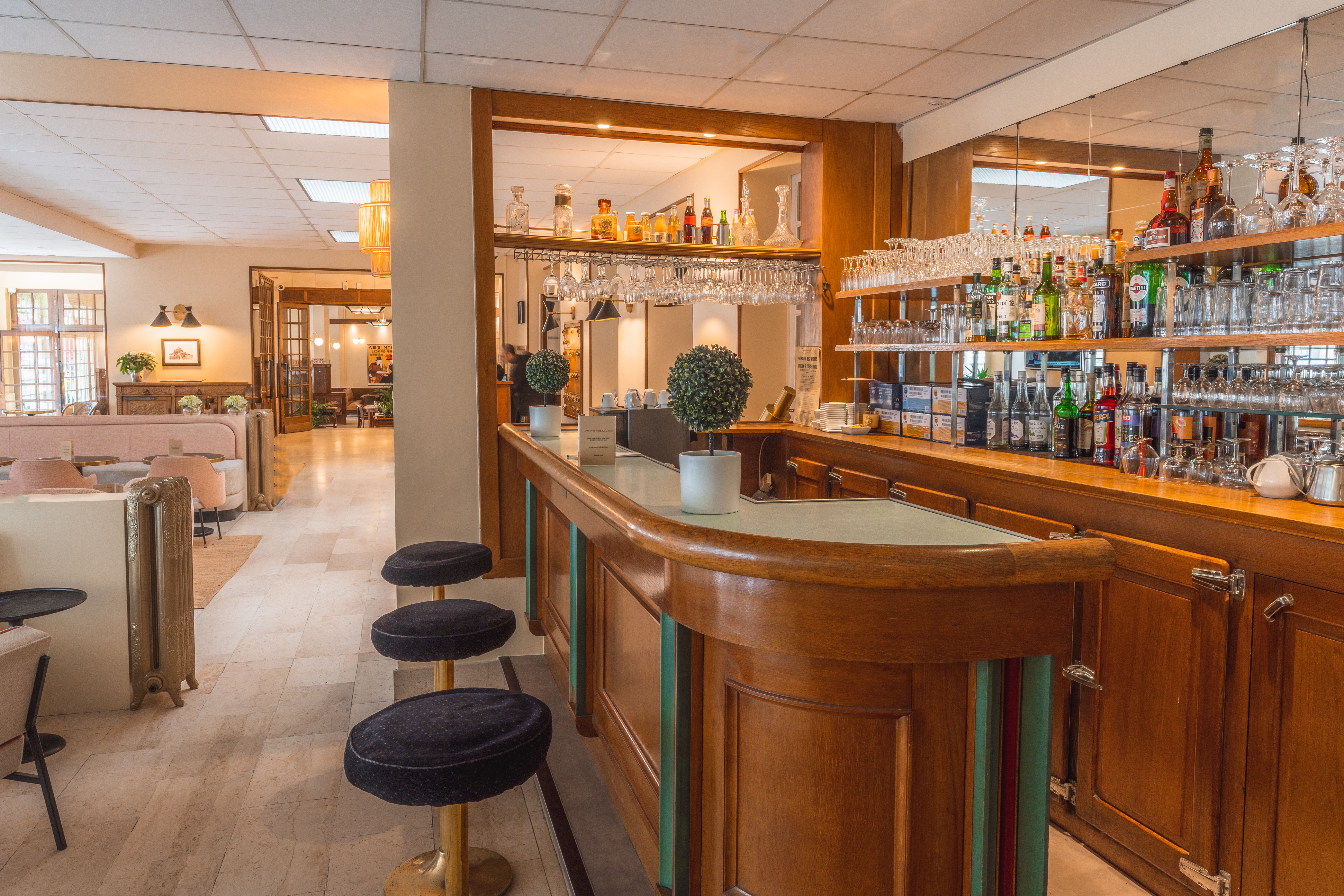 Bar en bois clair avec tabourets bleus